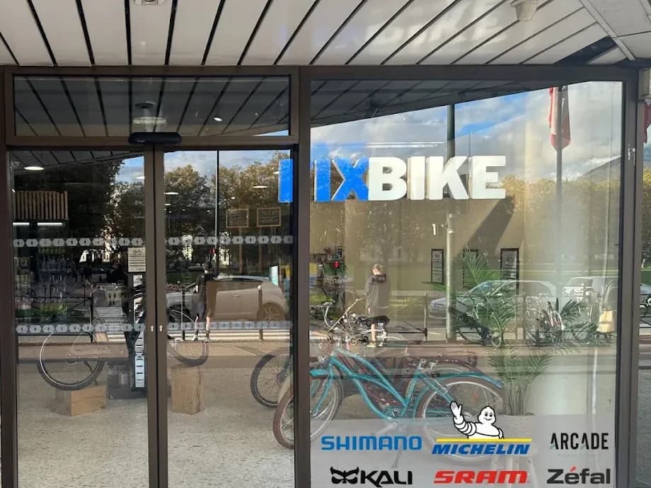 Vitrine du magasin FixBike, 1 rue Jean Jaurès à Annecy, qui accueille l'atelier PhoneLab