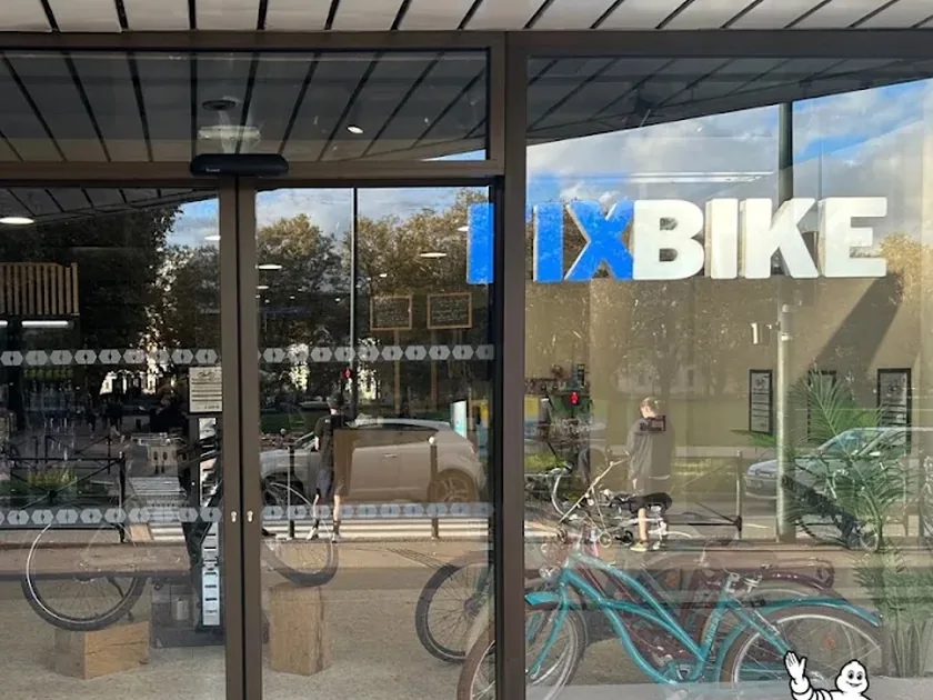 Devanture vitrée de la boutique FixBike, 1 rue Jean Jaurès à Annecy : l'atelier PhoneLab est installé à l'intérieur.